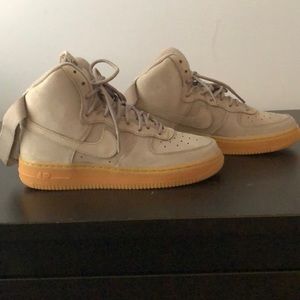 Grey suede Nike Air Force 1 High (GS)